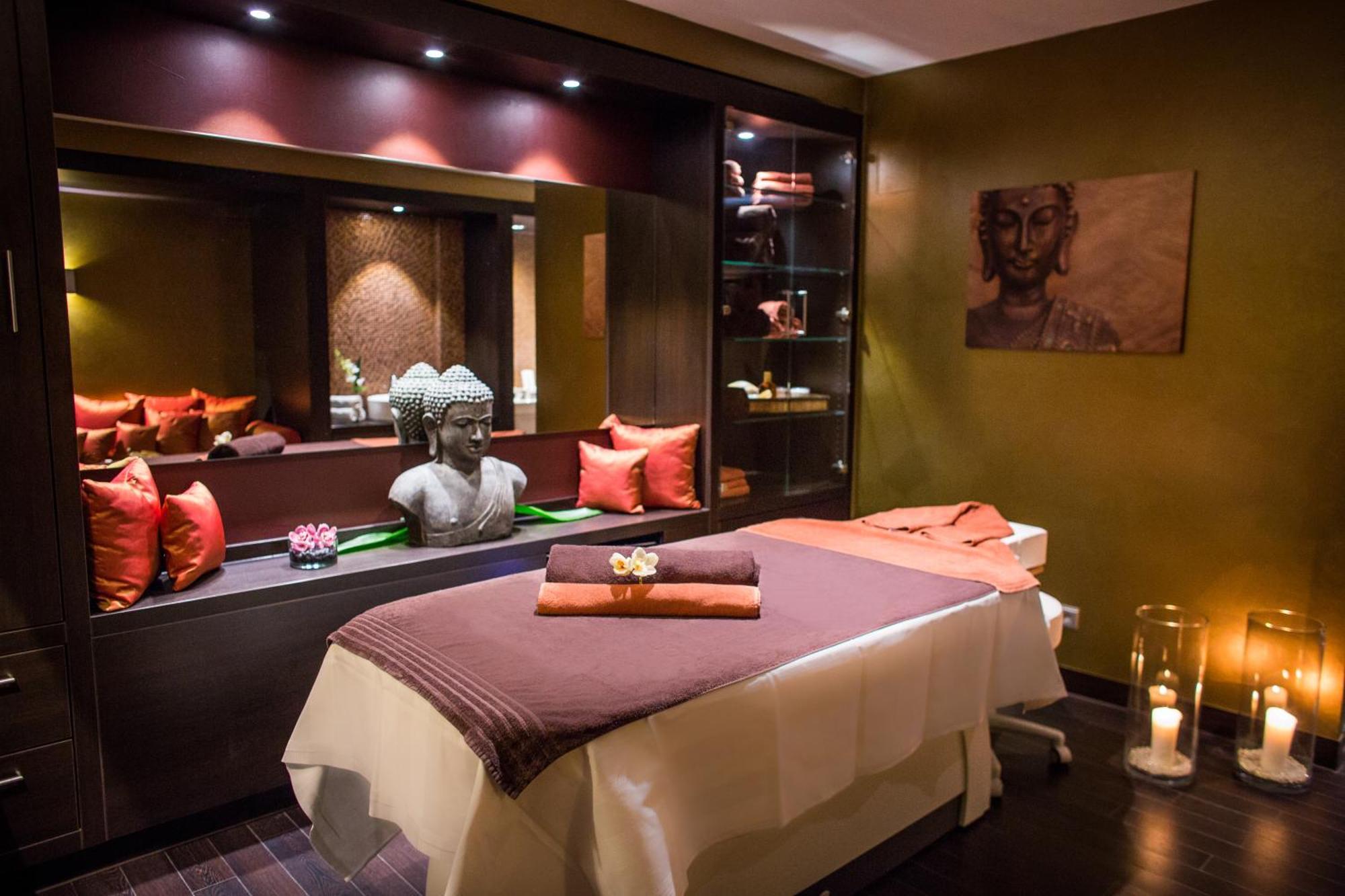 Steigenberger Graf Zeppelin Hotel Stuttgart Exterior photo A massage bed